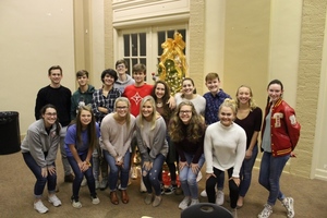 Seniors Decorate SA Christmas Tree